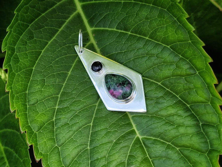 stone set pendant 1